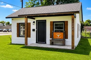 424 Thomas St, Clute, TX 77531 - Photo 1