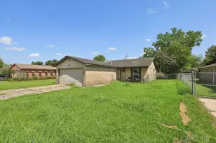 249 Austin St, Angleton, TX 77515 - Photo 3