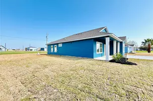 607 W Bayshore Dr, Palacios, TX 77465 - Photo 3