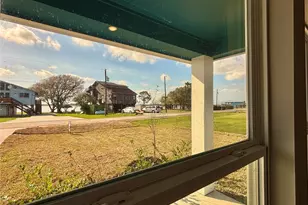 607 W Bayshore Dr, Palacios, TX 77465 - Photo 9