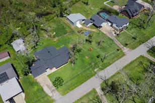 400 Pecan Estates Rd, Angleton, TX 77515 - Photo 17