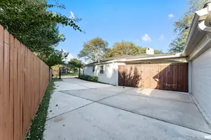 10703 Deerwood Rd, Houston, TX 77042 - Photo 19