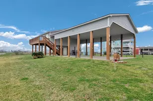 979 Sea Spray Dr, Crystal Beach, TX 77650 - Photo 3