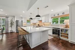 11403 Valley Spring Dr, Houston, TX 77043 - Photo 9