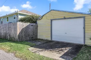 1413 Kirwin St, Galveston, TX 77551 - Photo 23