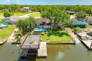 131 Bastrop Bayou Dr, Angleton, TX 77515 - Photo 3