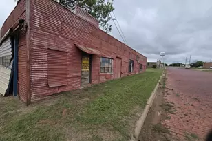 204 E Bryan Ave, Electra, TX 76360 - Photo 13