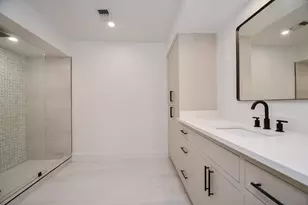 7528 Chevy Chase Dr, Houston, TX 77063 - Photo 25