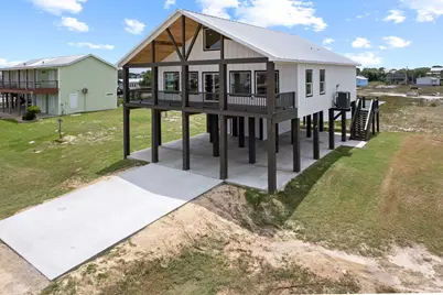 809 W Taylor Avenue, Port O'Connor, TX 77982 - Photo 3
