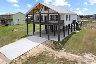 809 W Taylor Ave, Port O'Connor, TX 77982 - Photo 3