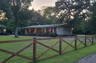 210 N 10th St, Highlands, TX 77562 - Photo 1