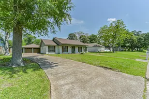 306 Red Bud Ln, Baytown, TX 77520 - Photo 3