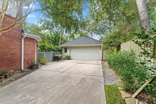 11 Golden Pl, The Woodlands, TX 77381 - Photo 3