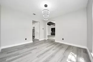 7822 Maple Tree Dr, Houston, TX 77088 - Photo 9