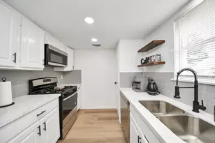 8631 Valley Ledge Dr, Houston, TX 77078 - Photo 9