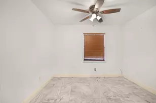 5609 Hollow Pines Dr, Houston, TX 77049 - Photo 17