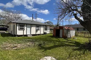 170 Lois St, Clute, TX 77531 - Photo 5