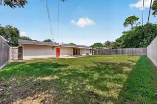 4749 Redstart St, Houston, TX 77035 - Photo 5