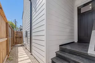 123 Amundsen St, Houston, TX 77009 - Photo 3