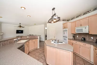 8102 Ashley Circle Drive S, Houston, TX 77071 - Photo 15