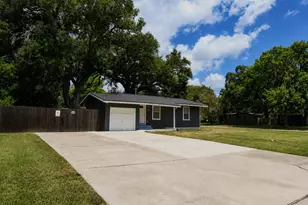 207 Jasmine St, Lake Jackson, TX 77566 - Photo 3