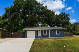 207 Jasmine St, Lake Jackson, TX 77566 - Photo 1
