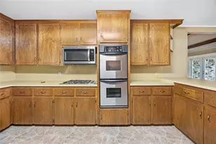 1218 S Booth Ln, Alvin, TX 77511 - Photo 9