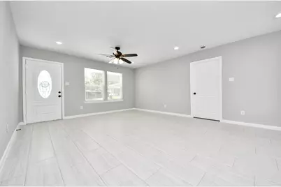 5835 Kenilwood Drive, Houston, TX 77033 - Photo 9