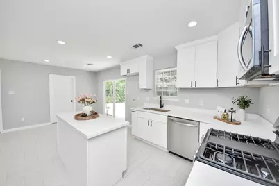 5835 Kenilwood Drive, Houston, TX 77033 - Photo 15