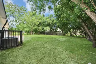 5835 Kenilwood Dr, Houston, TX 77033 - Photo 35
