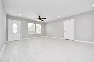 5835 Kenilwood Dr, Houston, TX 77033 - Photo 9