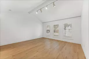 310 W Fair Harbor Ln, Houston, TX 77079 - Photo 5