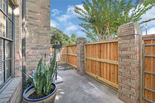 9800 Pagewood Ln, Houston, TX 77042 - Photo 27