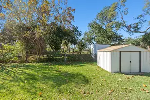 418 S Shanks St, Clute, TX 77531 - Photo 27