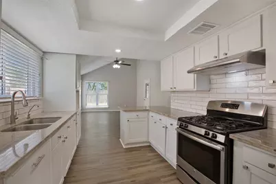 9114 Southbluff Boulevard, Houston, TX 77089 - Photo 7