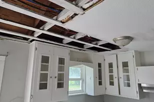 717 S Valderas St, Angleton, TX 77515 - Photo 3