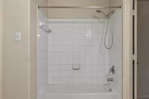 9515 Summer Laurel Ln, Houston, TX 77088 - Photo 17