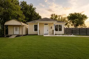 902 Virginia Ave, League City, TX 77573 - Photo 1