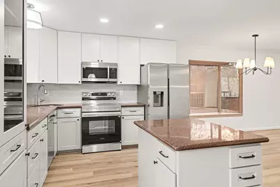 2 Kittiwake Court, The Woodlands, TX 77380 - Photo 9