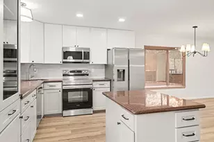 2 Kittiwake Ct, The Woodlands, TX 77380 - Photo 9