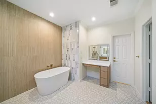 38 N Castlegreen Cir, The Woodlands, TX 77381 - Photo 13