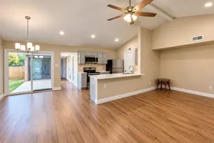 5620 Hollow Pines Dr, Houston, TX 77049 - Photo 3