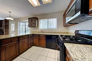 158 E Pathfinders Cir, The Woodlands, TX 77381 - Photo 3
