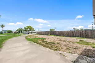 531 Burton St, Matagorda, TX 77457 - Photo 11