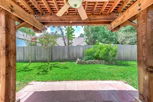 2215 Manchester Ln, Pearland, TX 77581 - Photo 3
