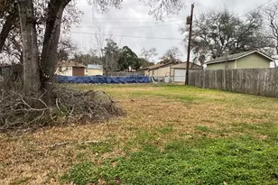 1034 E 3rd St, Bellville, TX 77418 - Photo 5