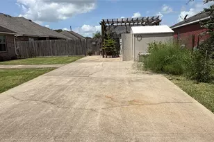 396 Newcom Ln, Sealy, TX 77474 - Photo 3