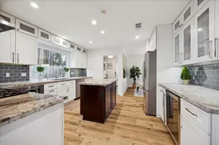 10106 Cedar Creek Dr, Houston, TX 77042 - Photo 15