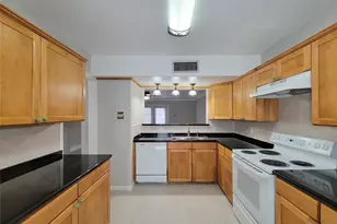 5239 Arboles Dr, Houston, TX 77035 - Photo 3