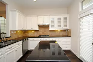 562 Bomar St, Houston, TX 77006 - Photo 9